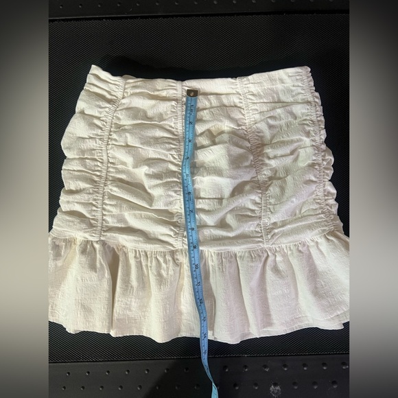 Zara ruched flutter mini skirt.  Size Medium - Picture 7 of 9